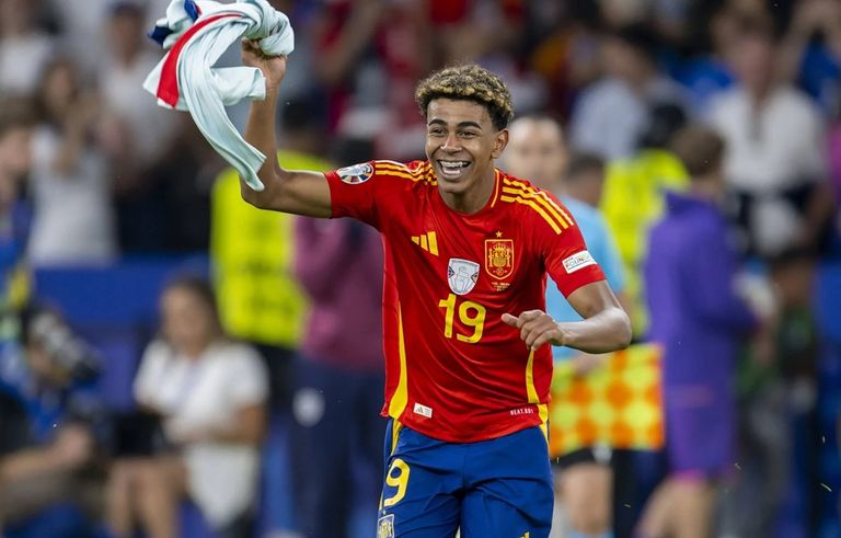 لامين يامال لامين يامال نجم برشلونة الواعد