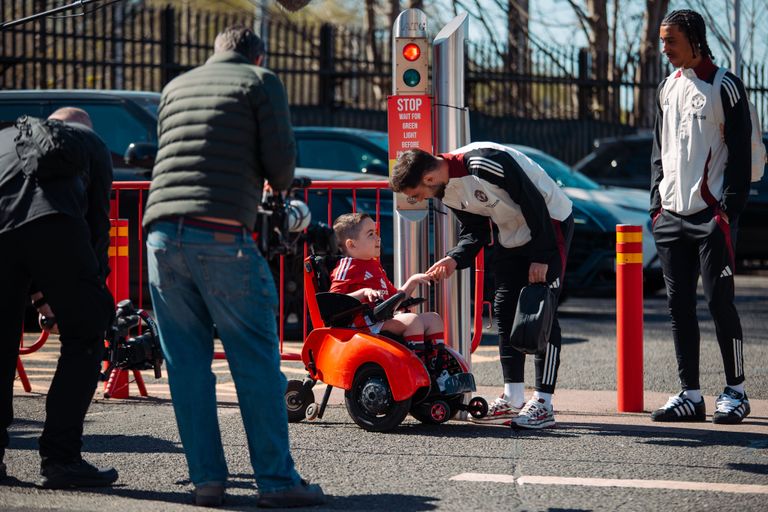 بوبي مور تميمة مانشستر يونايتد