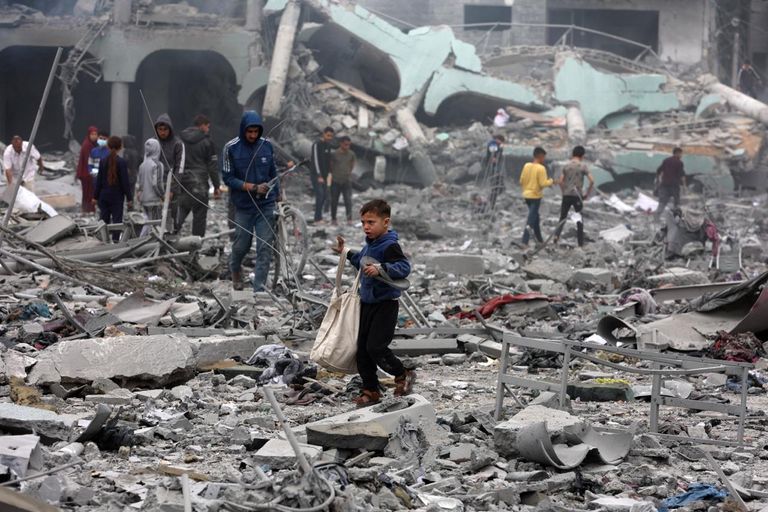 أطفال في غزة ينتظرون وجبة طعام