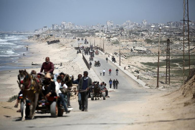 أطفال في غزة ينتظرون وجبة طعام