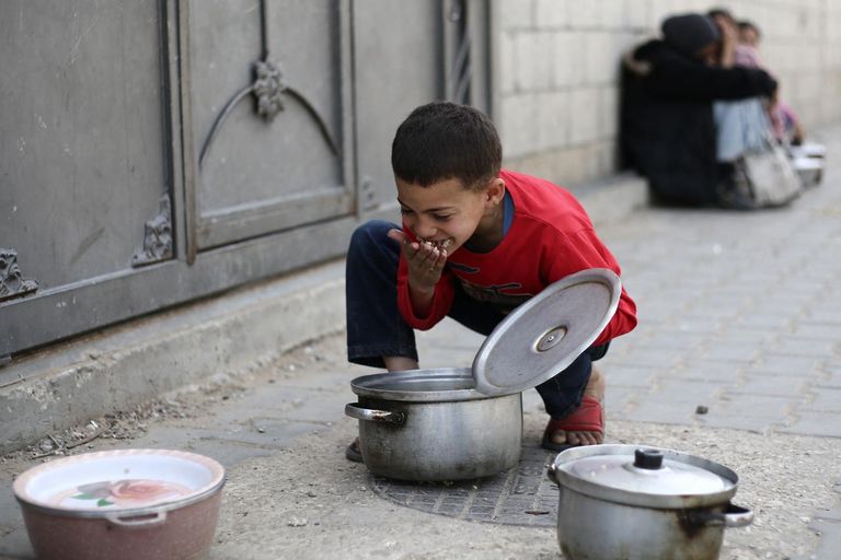 أطفال في غزة ينتظرون وجبة طعام