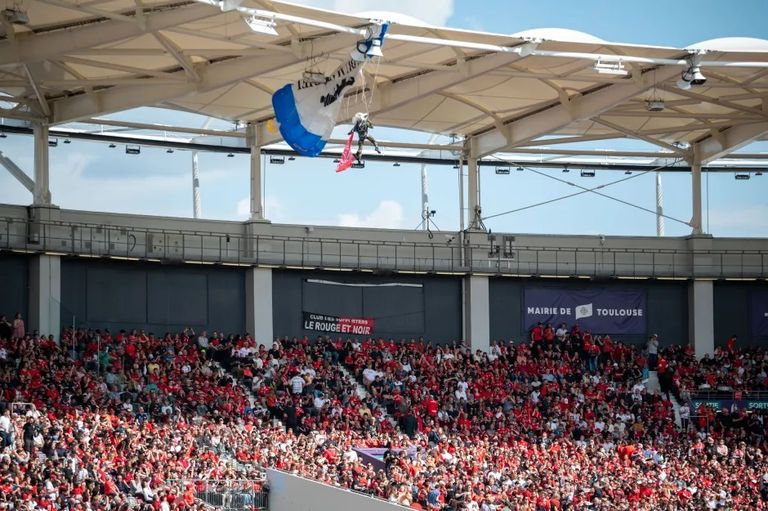 اصطدام مظلي بسقف ملعب تولوز