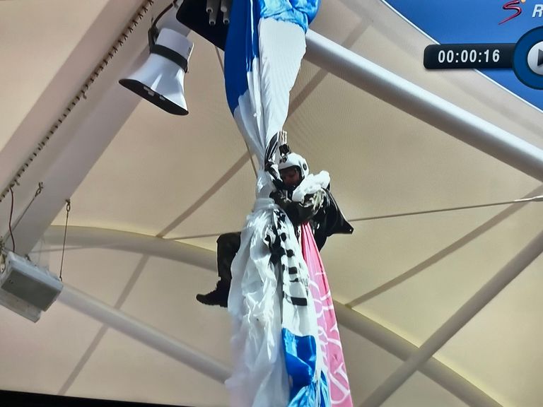 اصطدام مظلي بسقف ملعب تولوز