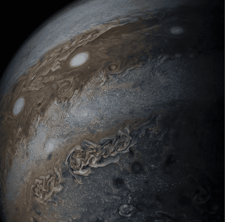 عاصفة قوية على كوكب المشتري تسببت في زخات من طين الأمونيا