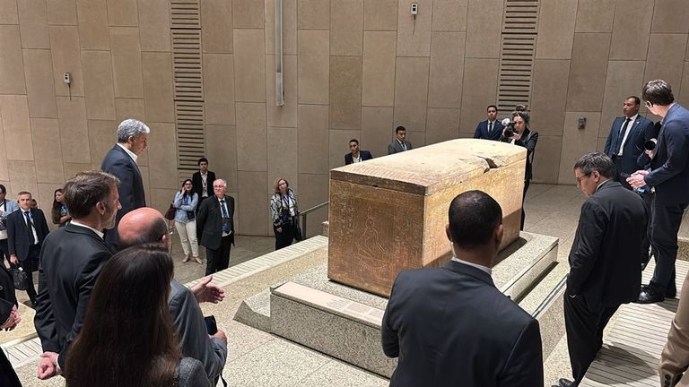 ماكرون داخل المتحف المصري الكبير