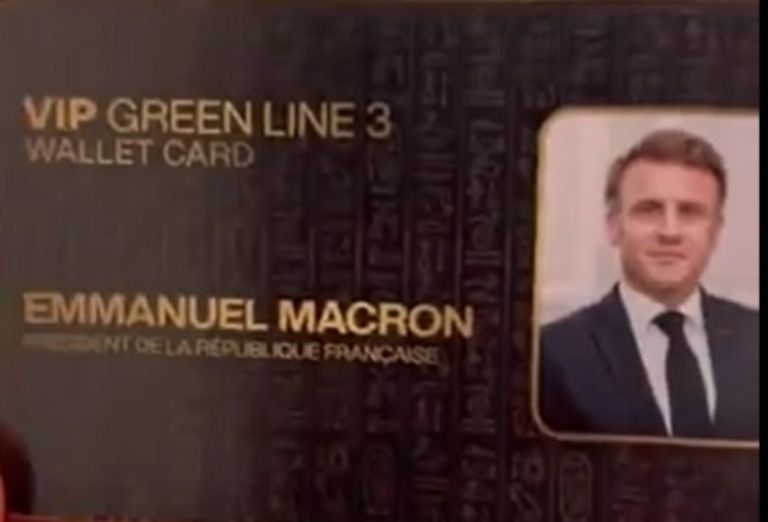 السيسي وماكرون خلال جولة بمترو الأنفاق