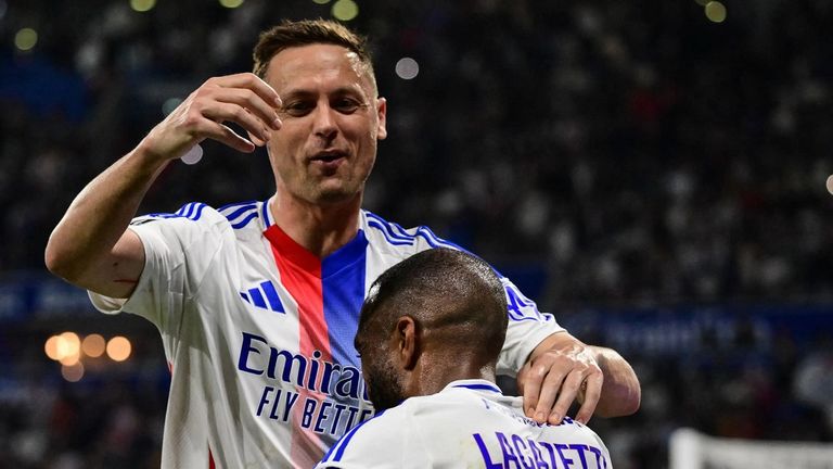 نيمانيا ماتيتش بقميص ليون