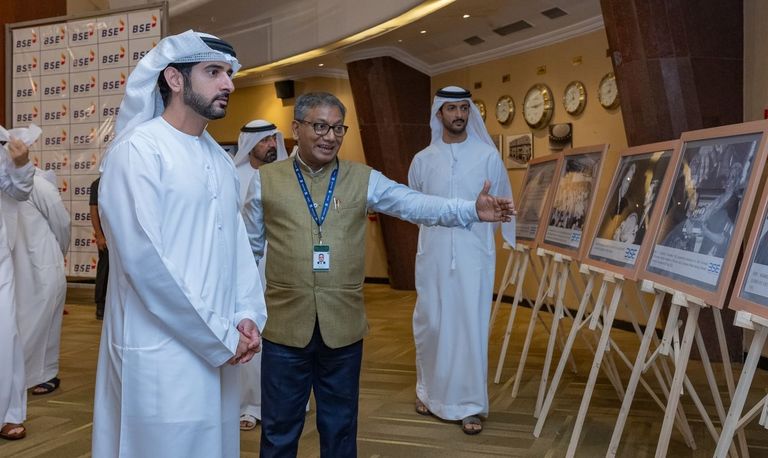 الشيخ حمدان بن محمد بن راشد آل مكتوم يقرع جرس بدء التداول في بورصة بومباي