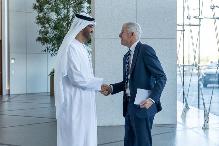 العلاقات الإماراتية الأمريكية في مجالات الطاقة المتجددة والذكاء الاصطناعي