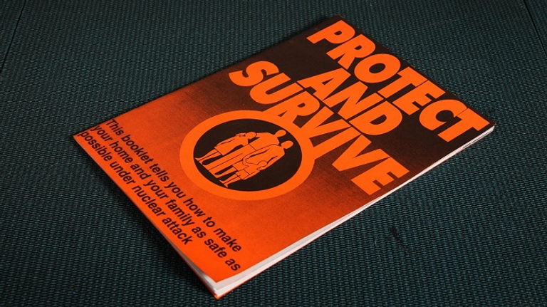 أبواب محصنة في ملجأ للدفاع المدني في هلسنكي بفنلندا