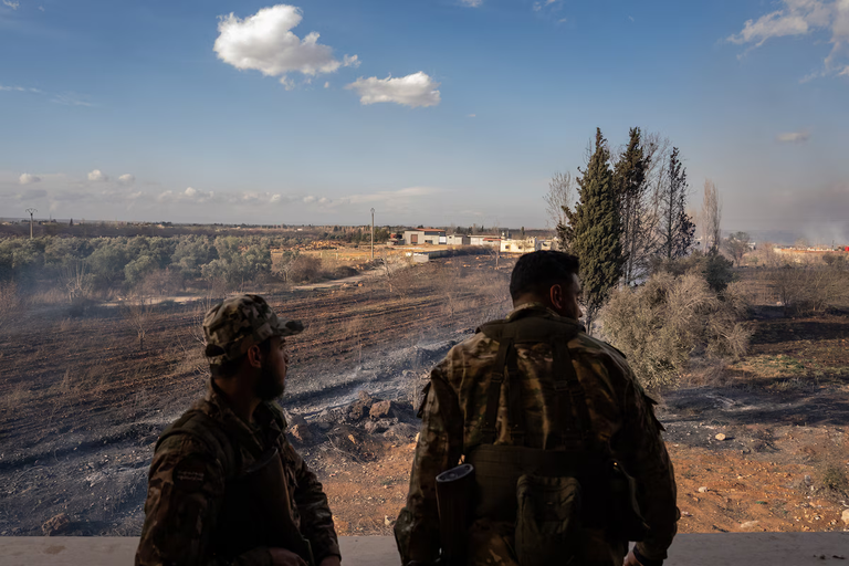 جندي سوري بأحد المنازل التي استخدمها حزب الله لتخزين الأسلحة في تدمر