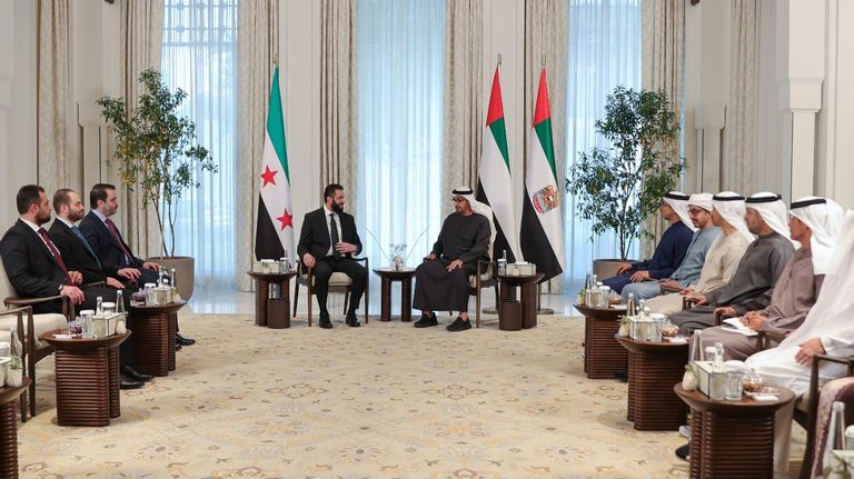 الشيخ عبدالله بن زايد آل نهيان يستقبل الرئيس السوري لدى وصوله