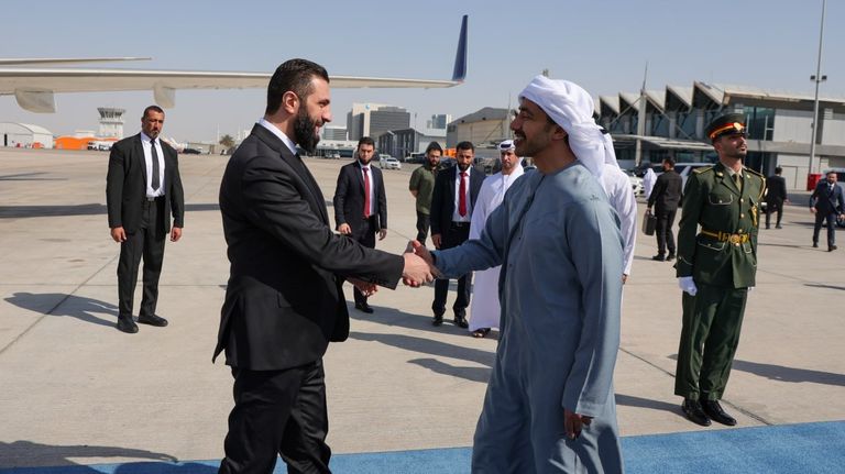 الشيخ عبدالله بن زايد آل نهيان يستقبل الرئيس السوري لدى وصوله