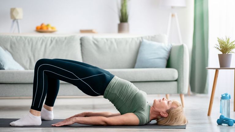 اليوغا تُنافس تمارين التقوية في مواجهة آلام الركبة