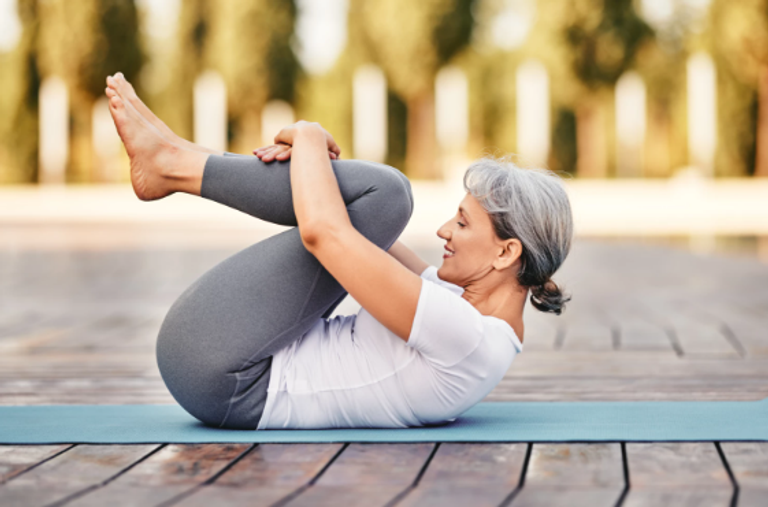 اليوغا تُنافس تمارين التقوية في مواجهة آلام الركبة