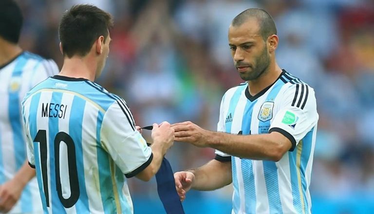 ليونيل ميسي وخافيير ماسكيرانو الأرجنتيني ليونيل ميسي