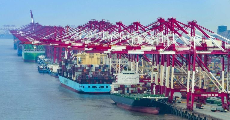 التجارة الدولية التوترات التجارية بين أمريكا والصين