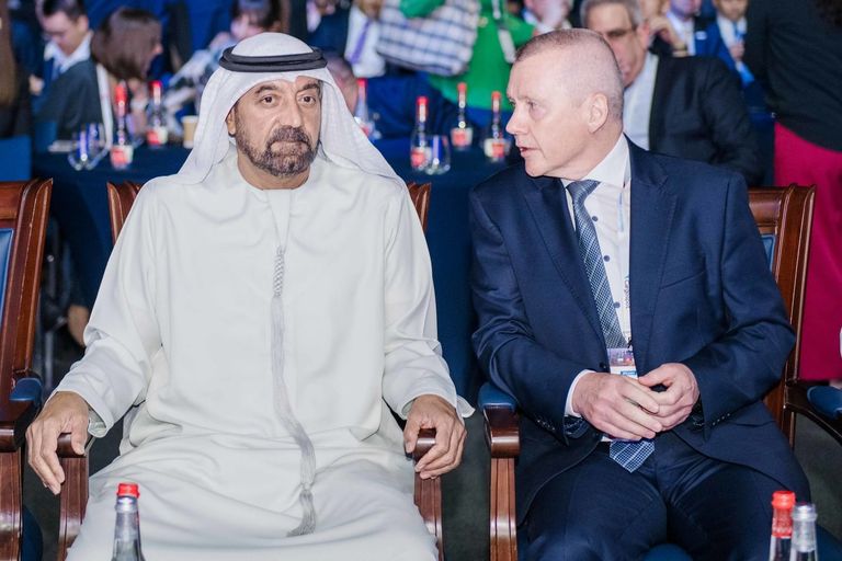 جانب من فعاليات منتدى الشحن العالمي 2025 في دبي