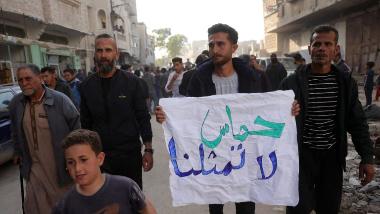 امرأة فلسطينية تبكي قرب جثامين أقاربها في غزة