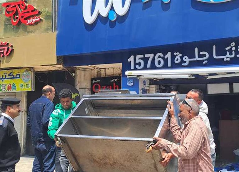 تحطيم لافتة لأحد فروع شركة 