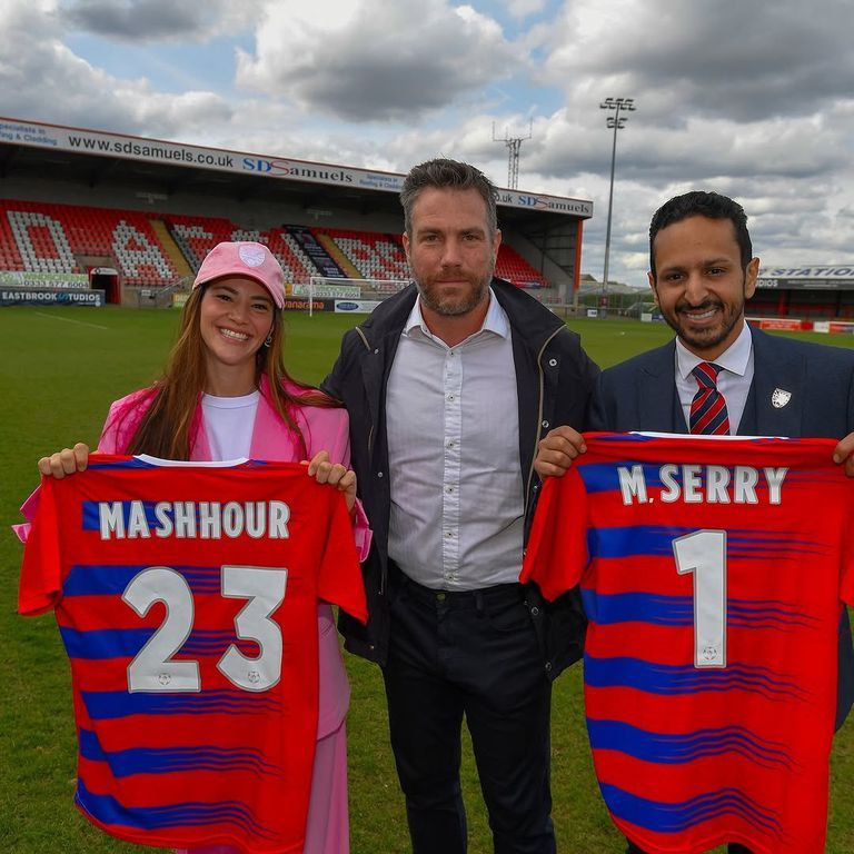 مروان سري مع قميص نادي داجنهام مروان سري وسلمى مشهور