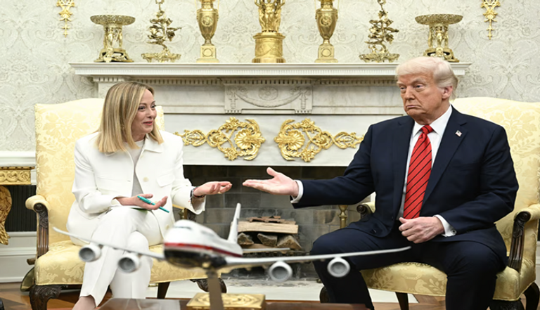 لحظة إسكات ميلوني لمترجمتها