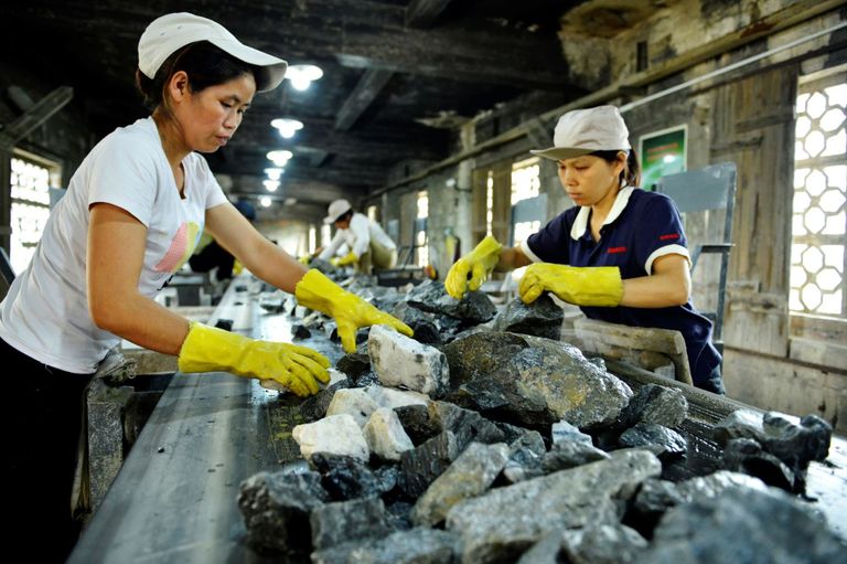 علم الصين بجوار عنصري الغاليوم والجرمانيوم في الجدول الدوري - أرشيفية