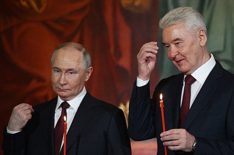 بوتين وعمدة موسكو خلال القداس