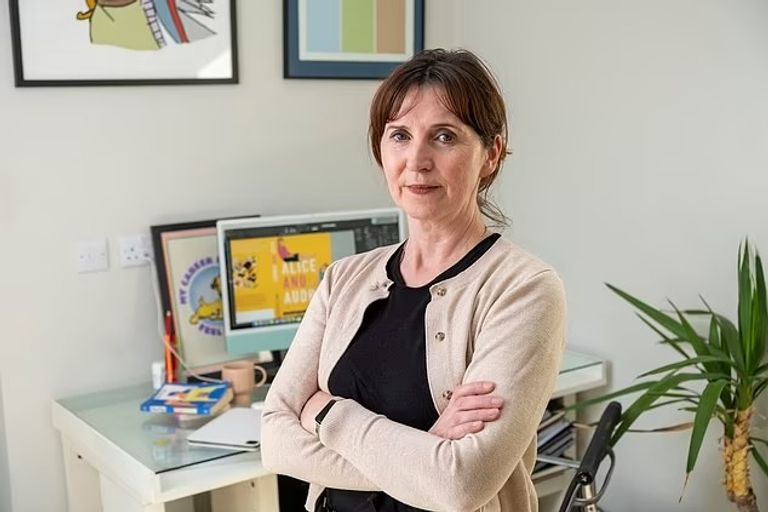 الكاتبة ميل إليوت ميغان ماركل