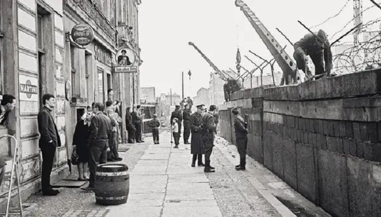 مواطنون ألمان يحاولون العبور إلى الشطر الغربي