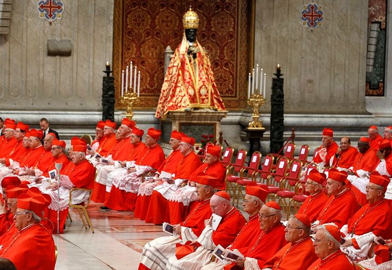 كرادلة يرتدون الزي الأحمر