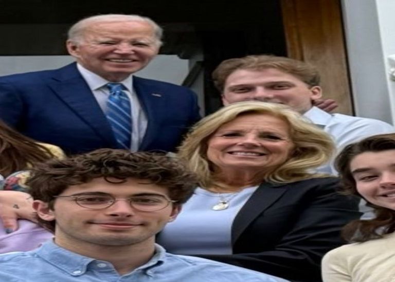 صورة بايدن مع عائلته