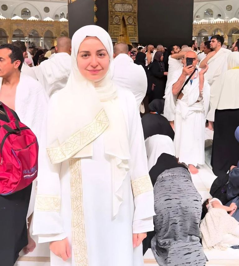 هبة مجدي في العمرة