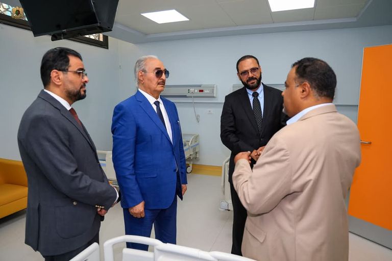 المشير خليفة حفتر خلال زيارة المدينة