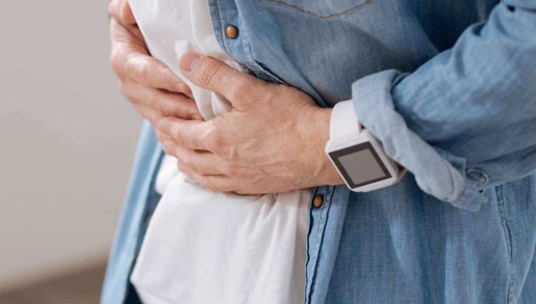 مشروب يجمع بين عصير القراصيا والزبدة يعالج الإمساك بكفاءة