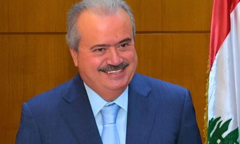 ياسين جابر الليرة اللبنانية في إحدي شركات الصرافة