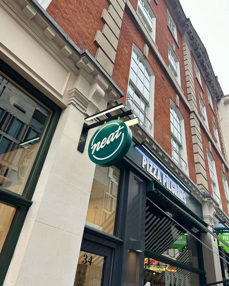 نيت برغر لويس هاميلتون وليوناردو دي كابريو