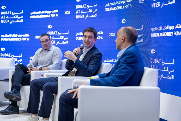 جلسة «الذكاء الاصطناعي التوليدي بين النمو المتسارع والتصميم الواعي»