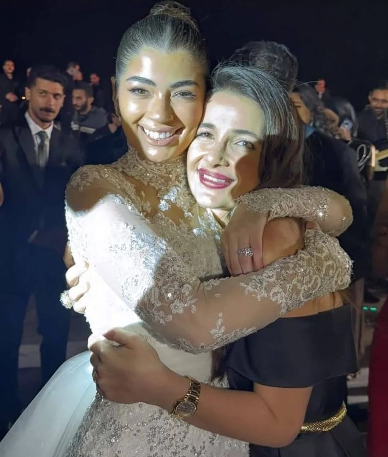 لحظة استثنائية بين أحمد زاهر وابنته ليلى 