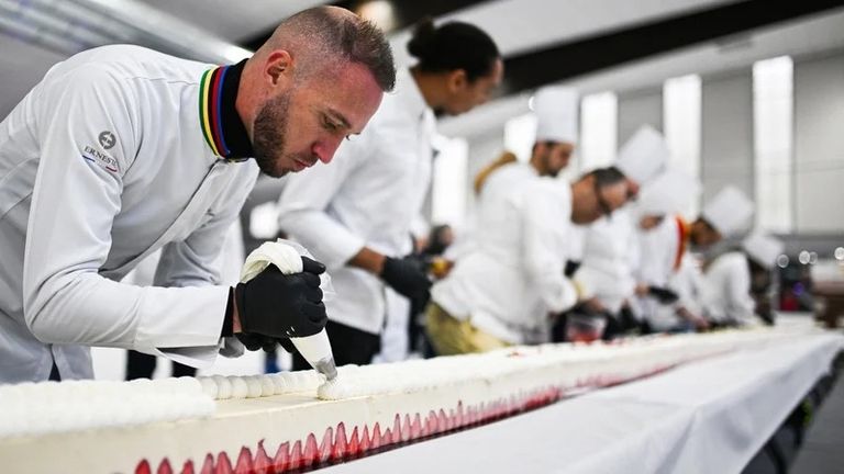 أطول كعكة في العالم