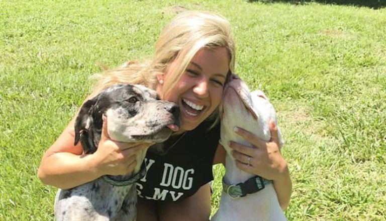 امرأة تحتفظ بكلبها رغم هجومه العنيف عليها امرأة تحتفظ بكلبها رغم هجومه العنيف عليها