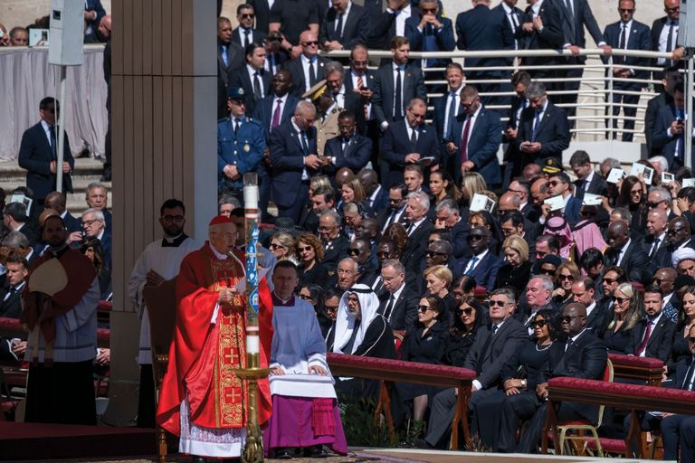 الشيخ خالد بن محمد بن زايد آل نهيان خلال حضوره المراسم