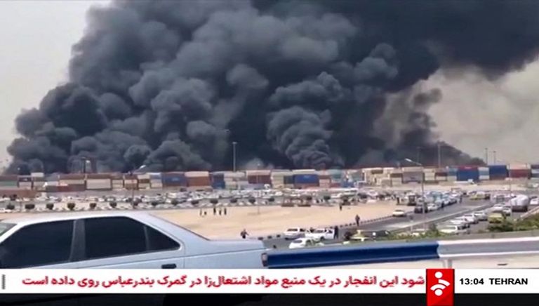 طائرات تحاول إطفاء الحريق الناجم عن الانفجار