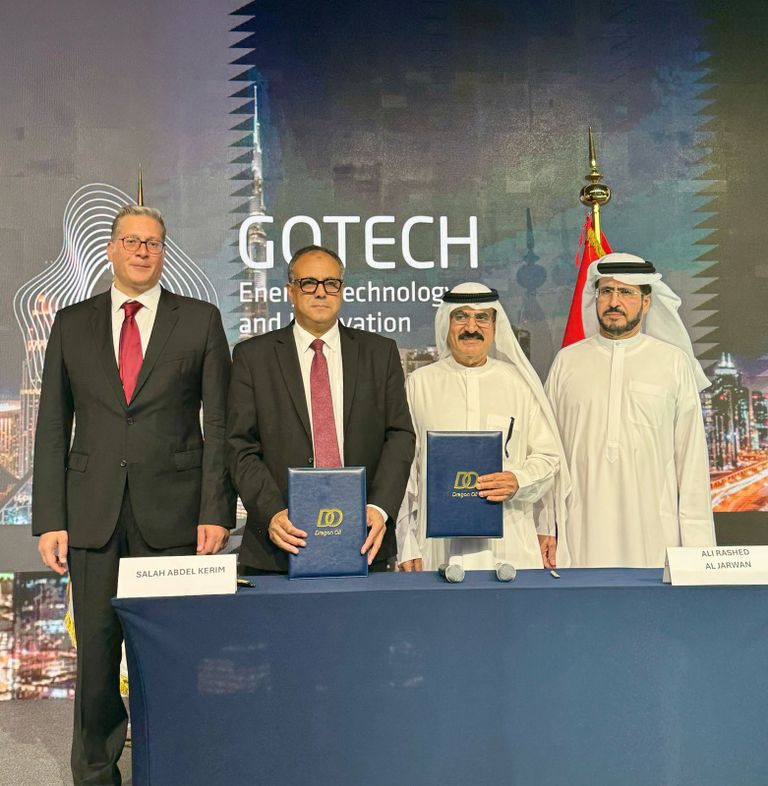 جانب من توقيع الاتفاقيات