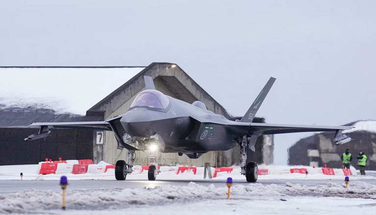 طائرة نرويجية من طراز F-35 تسير على المدرج في قاعدة كيفلافيك الجوية في أيسلندا. قوات مشاة البحرية الأمريكية تشارك في مناورة في غرب آيسلندا
