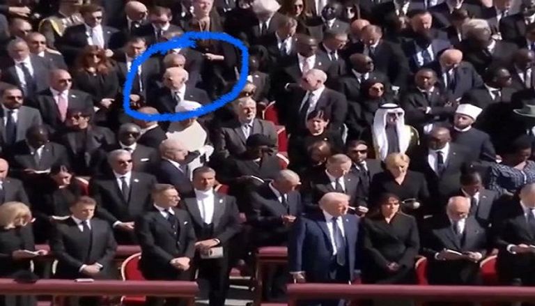 بايدن في المقاعد الخلفية في جنازة البابا