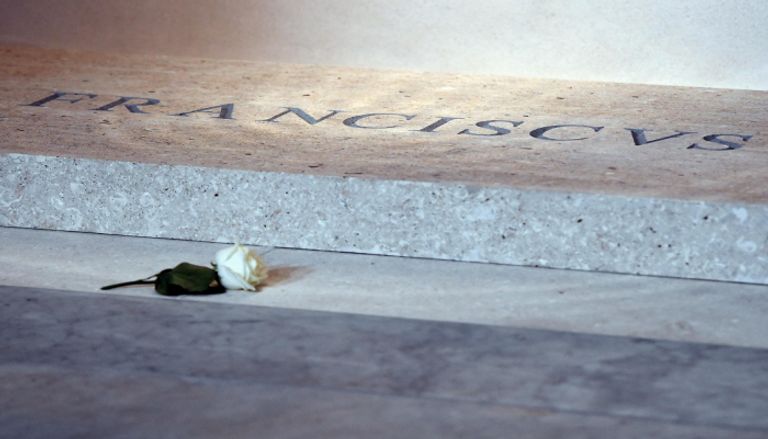 الآلاف يصطفون لزيارة قبر البابا فرنسيس في روما