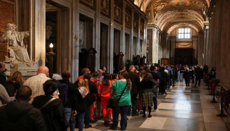 الآلاف يصطفون لزيارة قبر البابا فرنسيس في روما