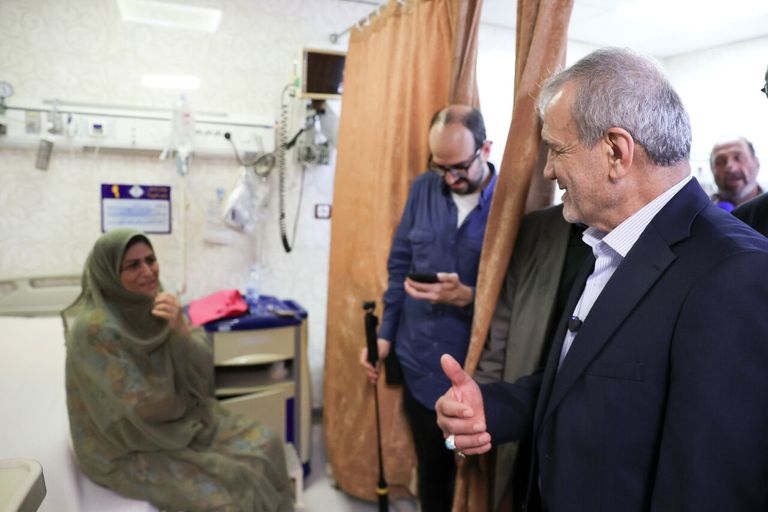 ألسنة الدخان تتصاعد من موقع الانفجار في ميناء بندر عباس