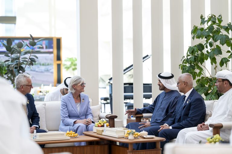 الشيخ محمد بن زايد آل نهيان رئيس دولة الإمارات وسام موستين الحاكمة العامة لكومنولث أستراليا